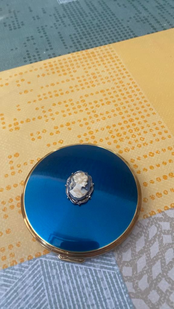 Ancien poudrier camee excellent état