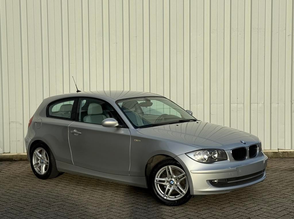 - BMW E87 116I - 1.6 Benzine - Automaat - Airco - 148.000km, 4 zetels, 1599 cc, 4 cilinders, Grijs