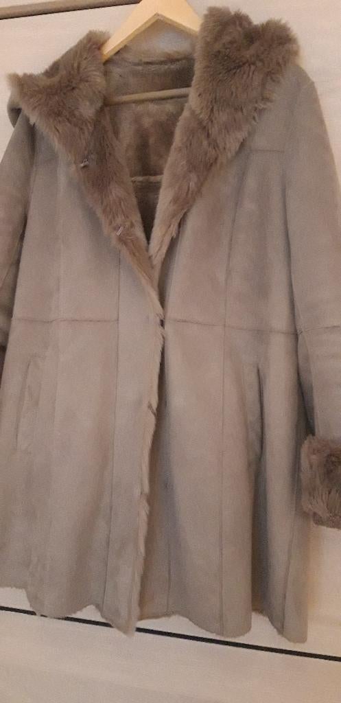 Winterjas in daim, Beige, Maat 42/44 (L), Zo goed als nieuw, Ophalen