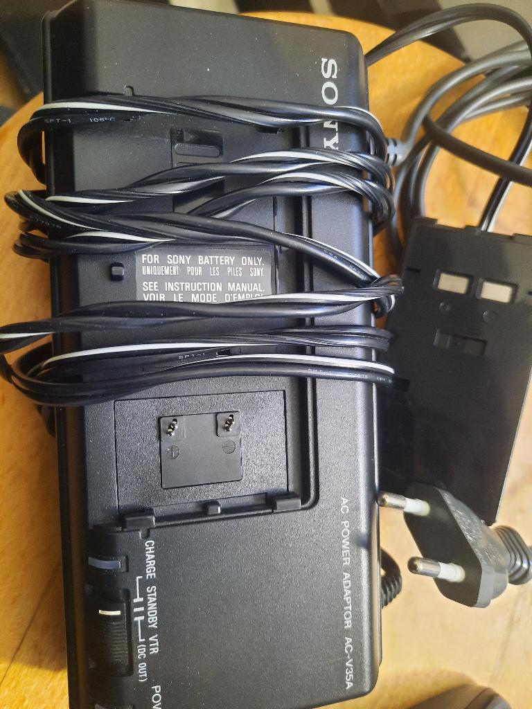 Sony Adaptateur AC-V35A Original Avec Sac, Enlèvement ou Envoi, 8 mm, Caméra