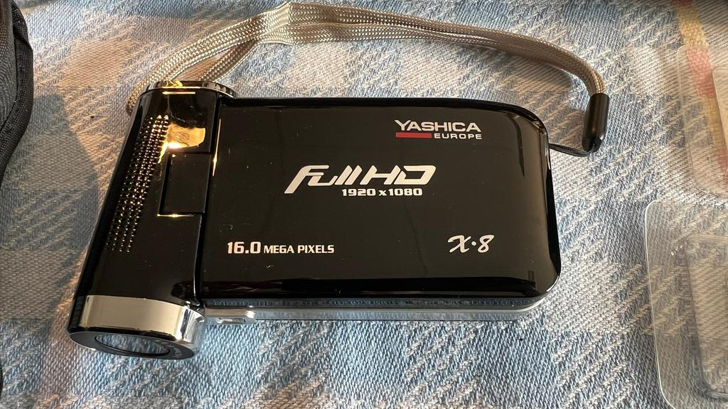 Yashica 8x Full HD videocamera + accessoires, Overige merken, Full HD, Ophalen of Verzenden, Zo goed als nieuw