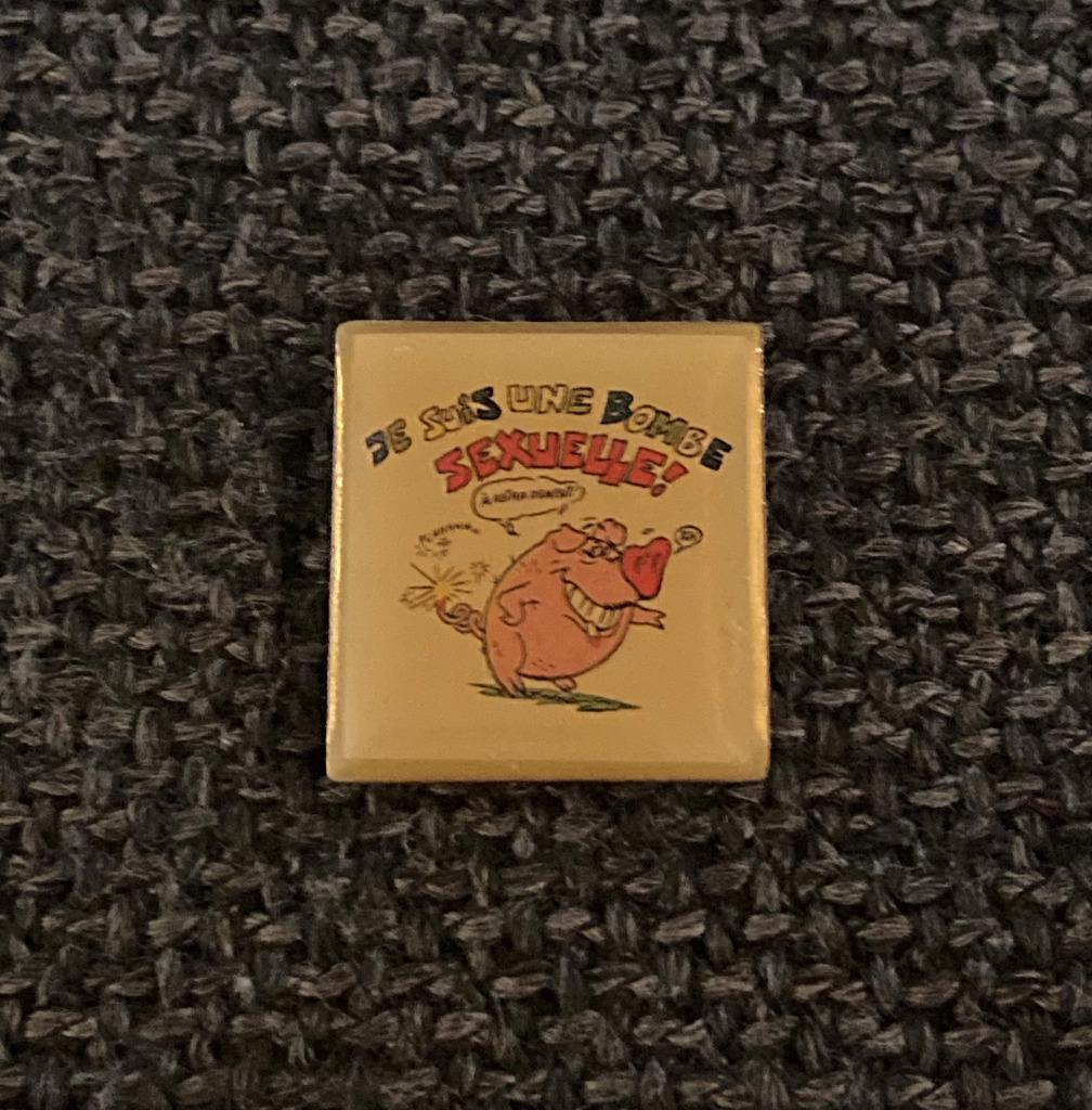 PIN - JE SUIS UNE BOMBE SEXUELLE - VARKEN - COCHON, Envoi, Utilisé, Autres sujets/thèmes, Insigne ou Pin's
