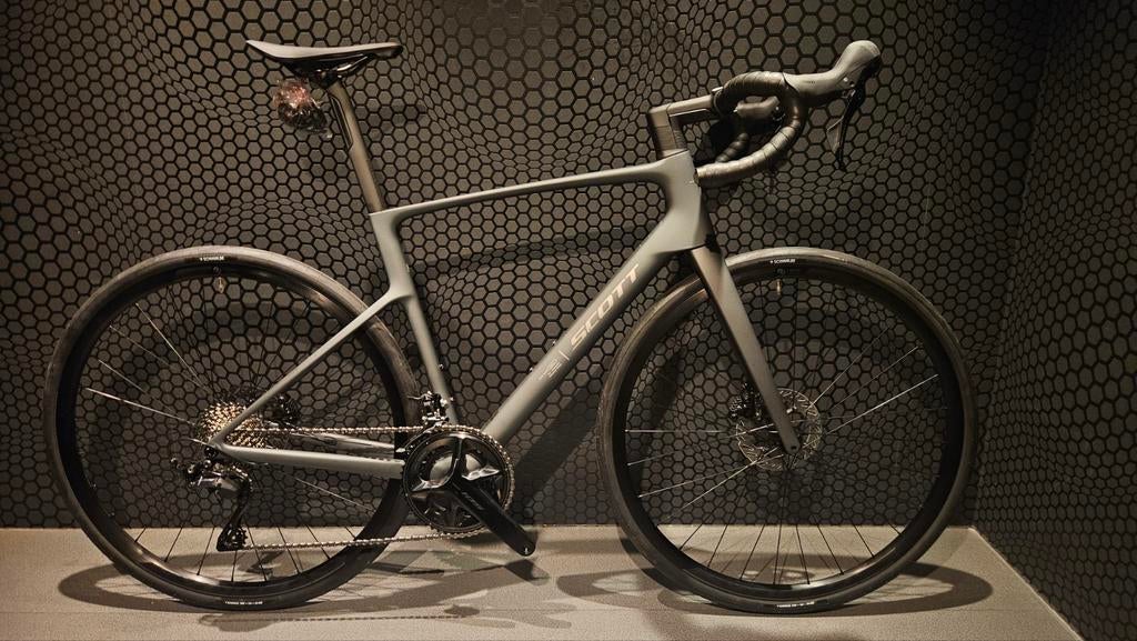 Scott Addict 50 M €2599
‍️carbon frame &vork 
‍️Shiman, Neuf, Enlèvement, Inf@scott.be, Carbone