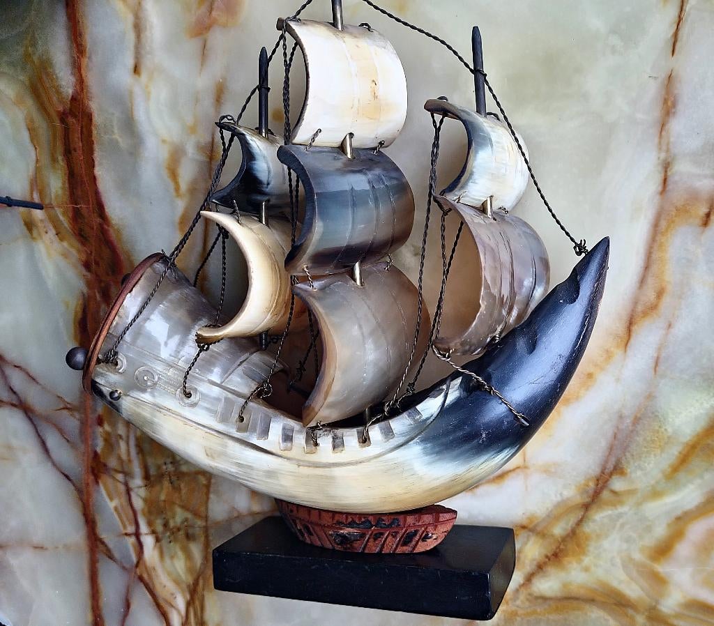 Sculpture marine vintage en corne naturelle,Italia '60, Antiek en Kunst, Kunst | Beelden en Houtsnijwerken, Verzenden