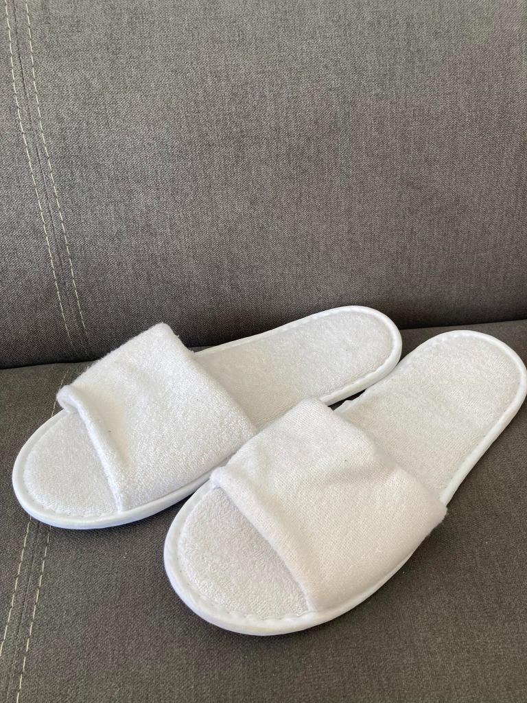 Chaussons neufs taille 40/41, Enlèvement ou Envoi, Neuf, Blanc, Pantoufles