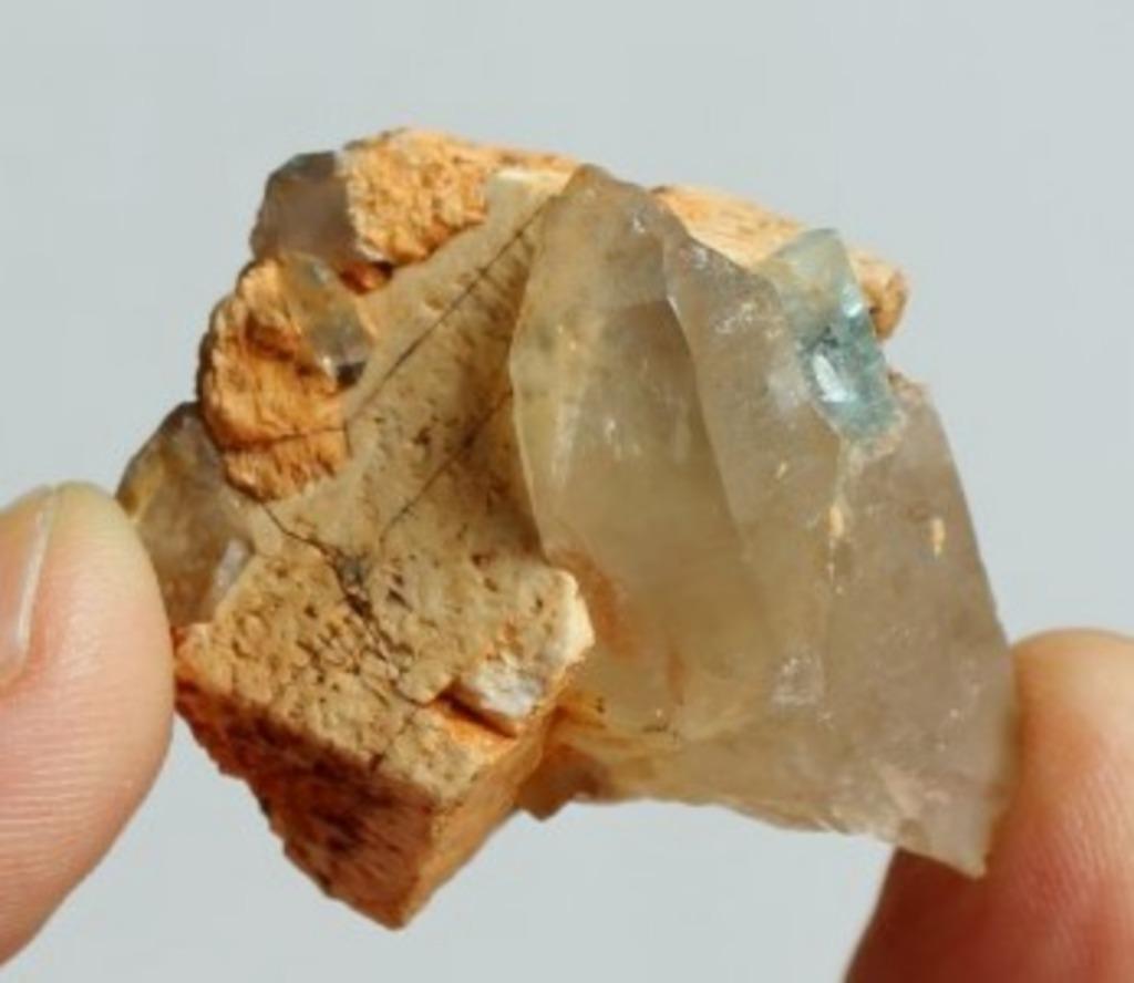 ROOKKWARTS en aquamarijn op ORTHOKLAAS uit Erongo in NAMIBIE, Ophalen of Verzenden, Mineraal