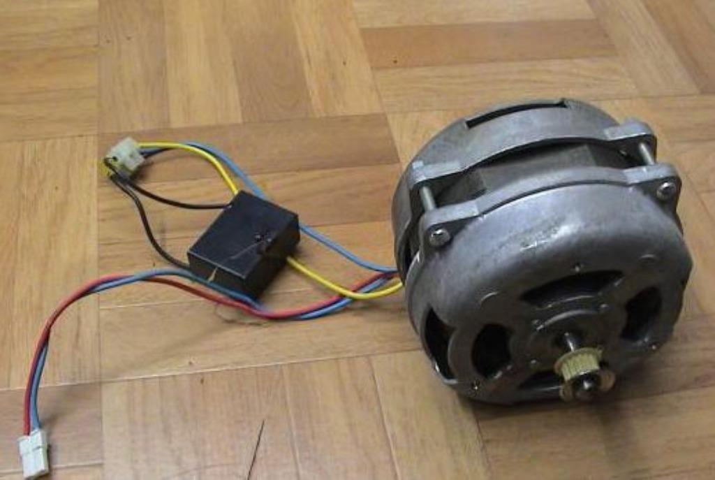 jw0190: motor 220V 1500 tr/min (uit broodmachine)100% in ord, Ophalen of Verzenden, Gebruikt