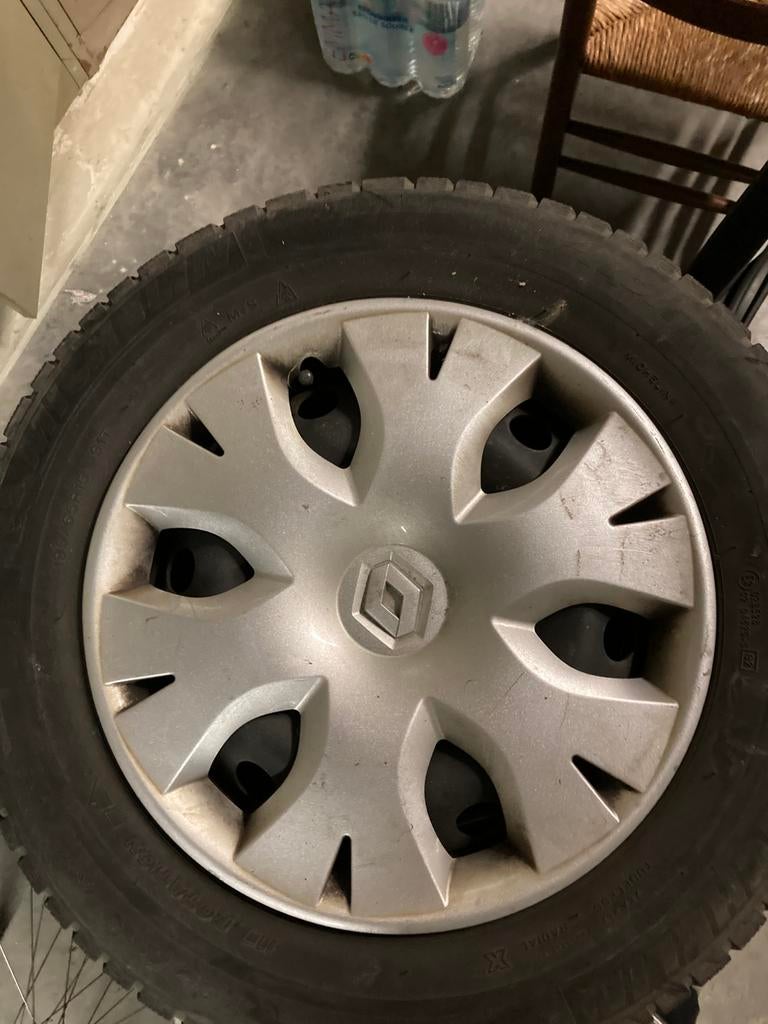 Jantes métalliques Renault avec pneus d'hiver, Autos : Pièces & Accessoires, Pneus & Jantes, Enlèvement, Pneus hiver, Pneu(s)