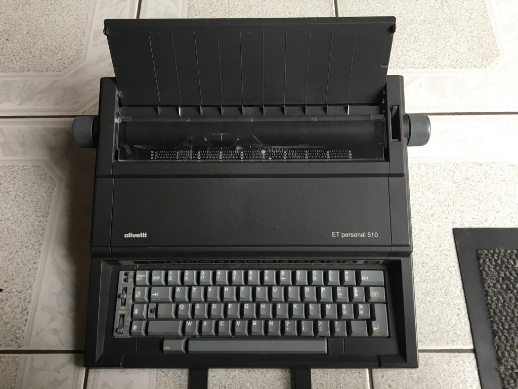Oude "Olivetti" elektrische typemachine, Ophalen, Gebruikt