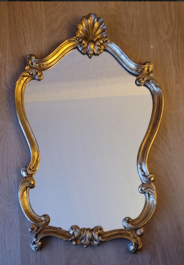 MIROIR BAROQUE DORÉ À FRONTON Style Louis XV, Ophalen