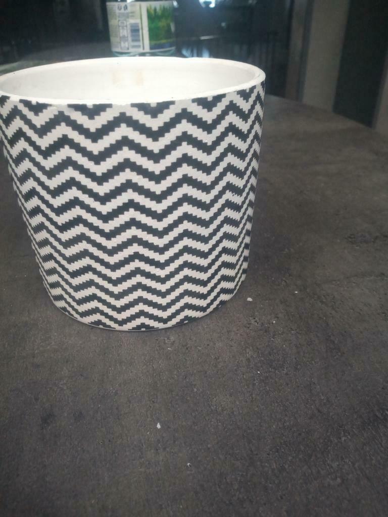 Pot de fleur chevron noir et blanc, Enlèvement ou Envoi, Moins de 25 cm, Rond, Utilisé