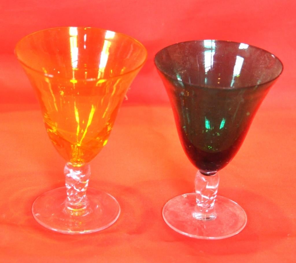 deux verres evasé de couleur avec pied torsadé, Antiquités & Art, Antiquités | Verre & Cristal, Enlèvement ou Envoi