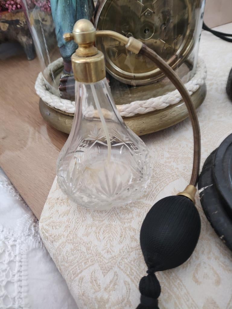 Parfumfles met geslepen glas en zwarte floche, Enlèvement