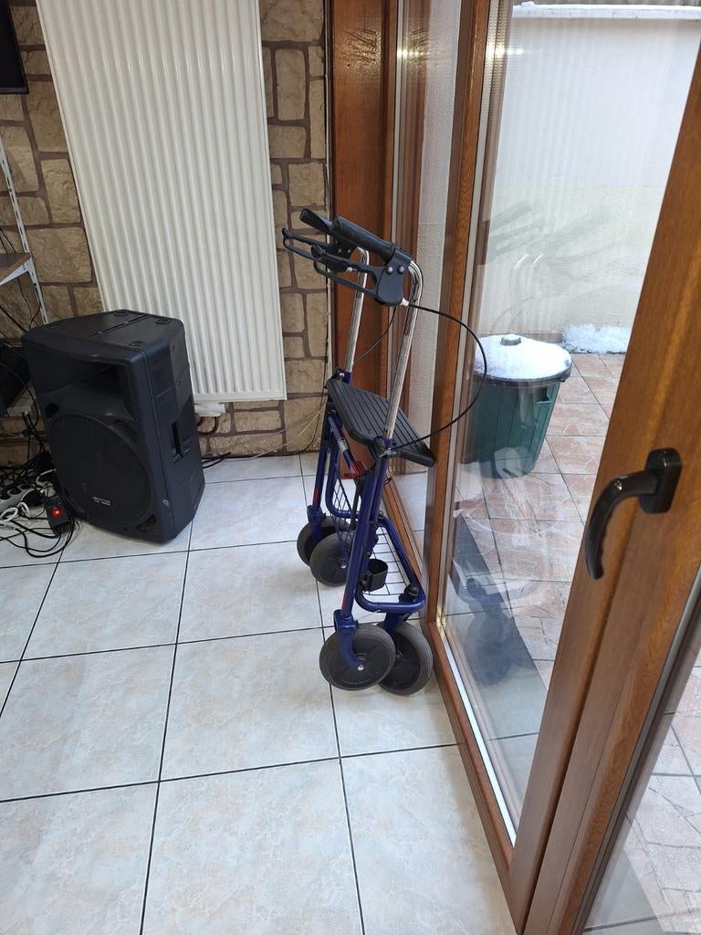 Tribune déambulateur 4 roues,freins, assise et panier a sais, Ophalen of Verzenden