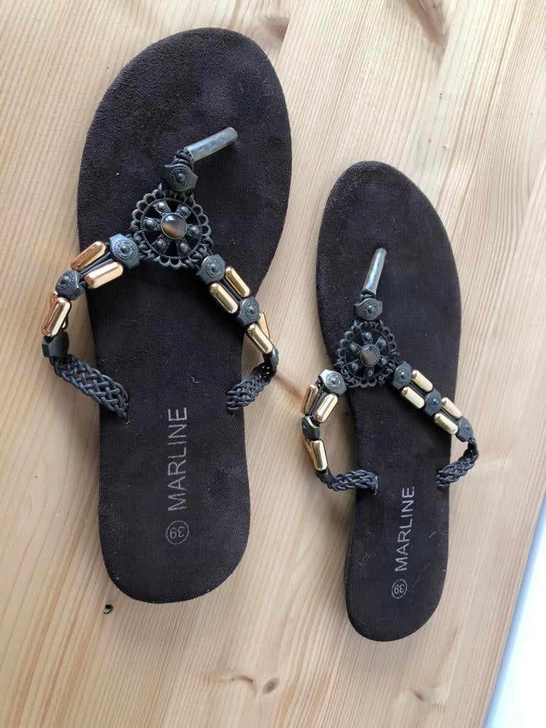 Teenslippers gekleed - Marline 39, Handtassen en Accessoires, Oorbellen, Ophalen, Zo goed als nieuw, Bruin