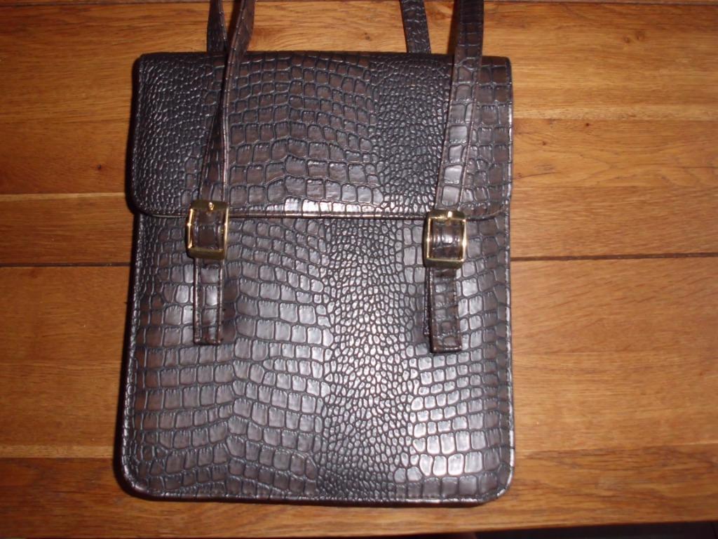 Nieuwe donkerbruine schoudertas, croco print, diverse binnen, Handtassen en Accessoires, Ophalen of Verzenden, Nieuw, Bruin, Schoudertasje