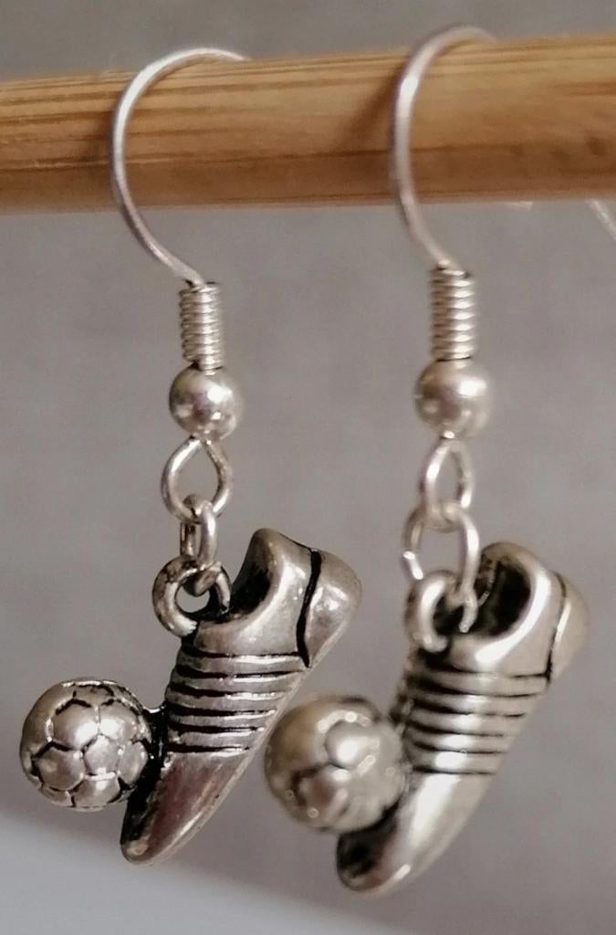 Voetbal oorbellen, Handtassen en Accessoires, Ophalen of Verzenden, Zo goed als nieuw