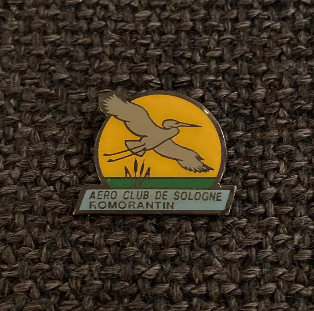 PIN - AERO CLUB DE SOLOGNE ROMORANTIN - AVION - CIGOGNE, Envoi, Utilisé, Autres sujets/thèmes, Insigne ou Pin's