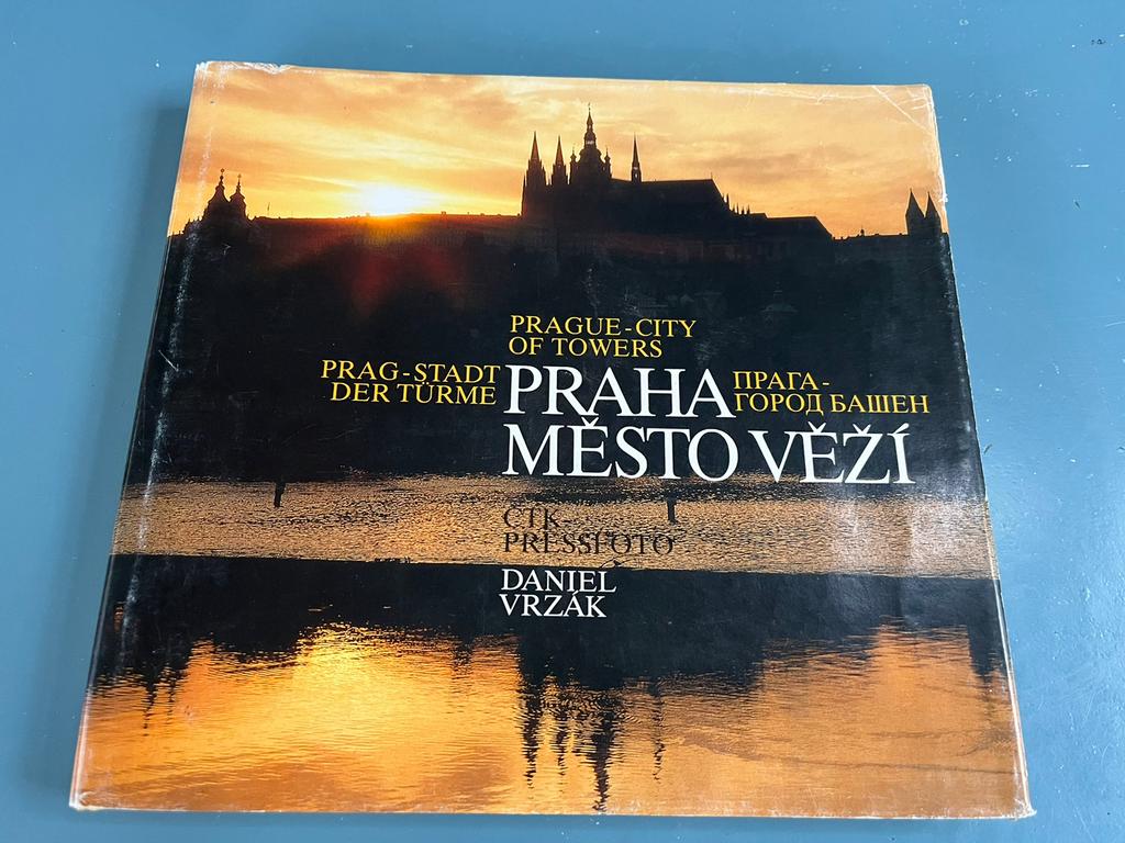 Prague - la ville des tours, Enlèvement ou Envoi, Utilisé, Daniel Vrzak
