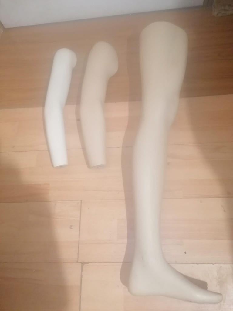 Lot de présentoirs de vitrine : mains et pieds de mannequin, Enlèvement ou Envoi