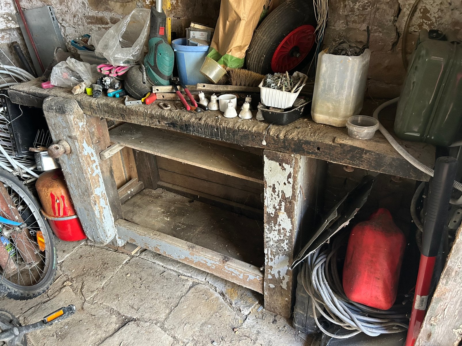 Ancien établi en bois, Enlèvement
