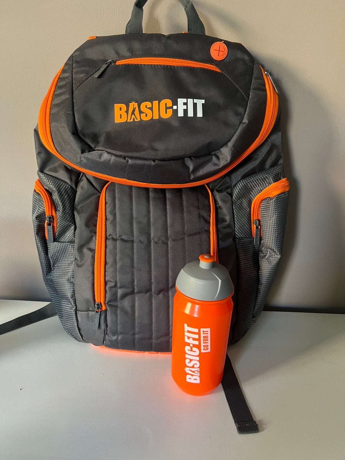 Nouveau sac à dos et nouvelle bouteille d'eau, Bijoux, Sacs & Beauté, Sacs | Sacs de sport, Enlèvement ou Envoi, Neuf