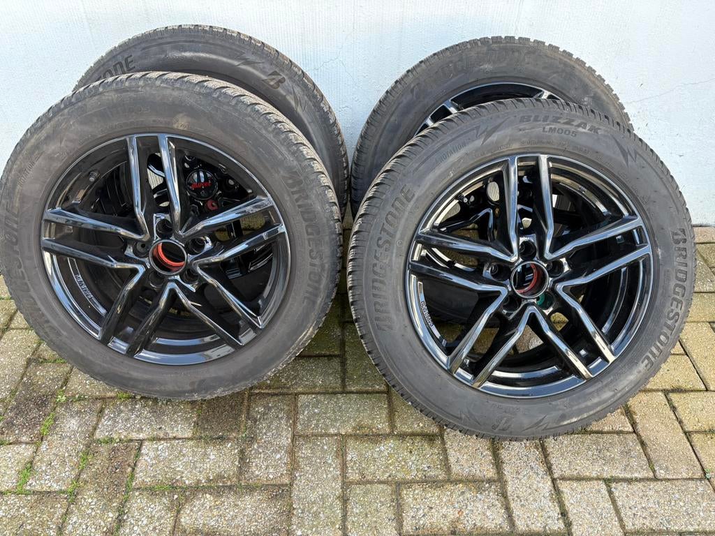 4 pneus hiver sur jantes Toyota Corolla Cross, Auto-onderdelen, Banden en Velgen, Banden en Velgen, Winterbanden, 17 inch, 215 mm