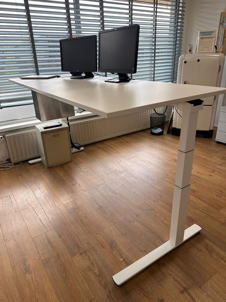 In hoogte verstelbaar burau, Huis en Inrichting, Bureaus, Ophalen, In hoogte verstelbaar, Zo goed als nieuw