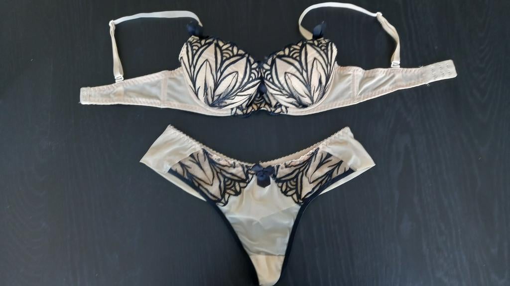 Ensemble de lingerie neuf push-up 85b + string 36, Vêtements | Femmes, Enlèvement ou Envoi, Ensemble