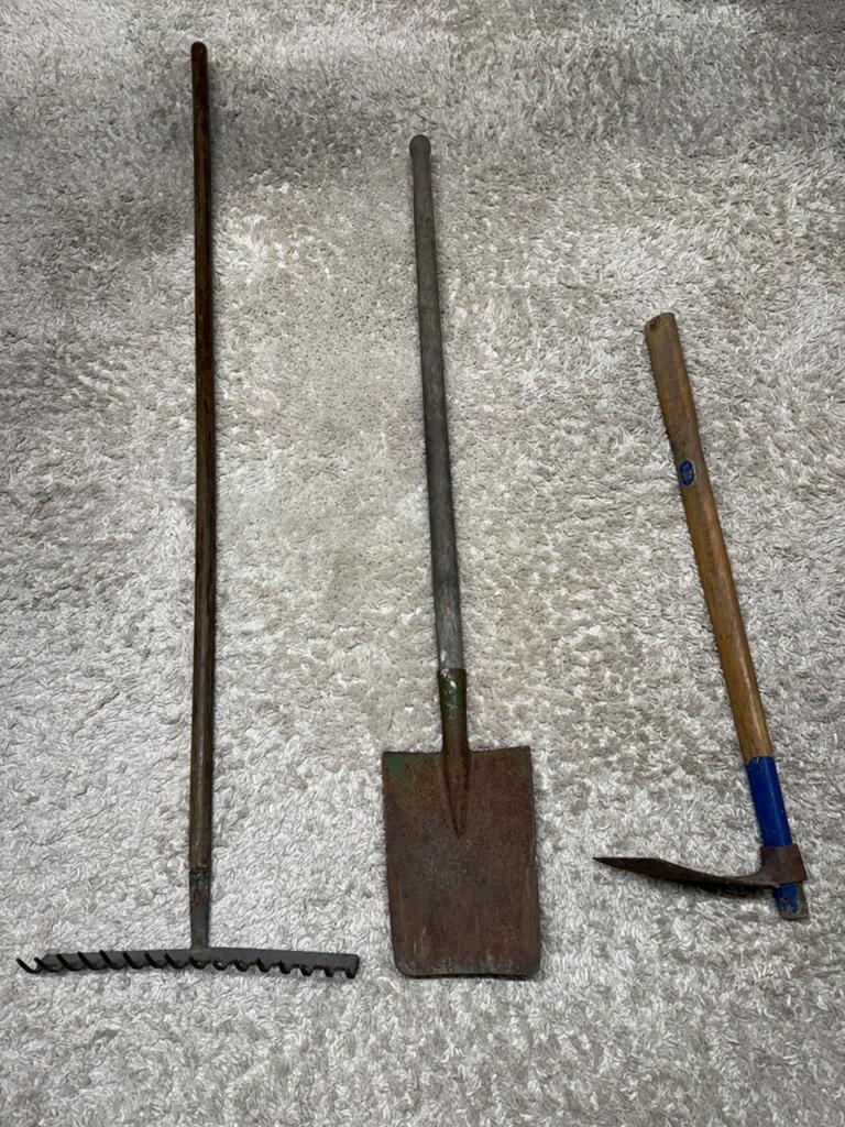 Lot d’outils jardin : rateau, bêche et pioche - Bon état, Enlèvement, Utilisé, Râteau
