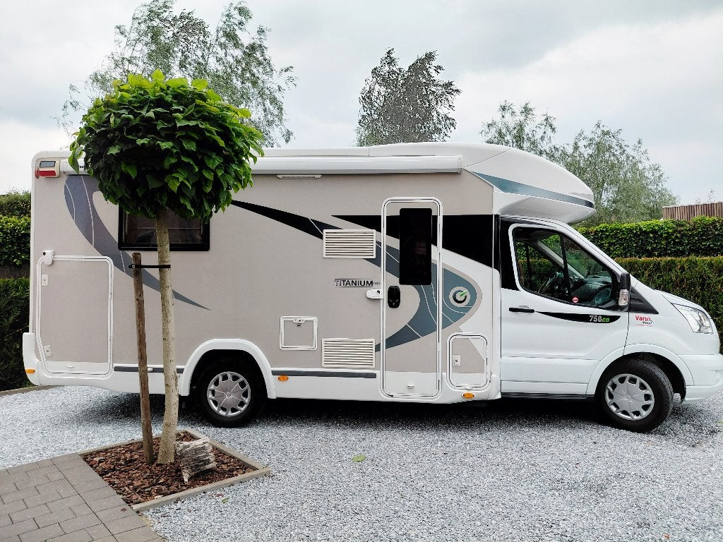 Mobilhome Ford Chausson 758 Titanium automaat trekhaak, Rétroviseurs extérieurs chauffants, Jusqu'à 5, Siège standard, Toilette à cassette