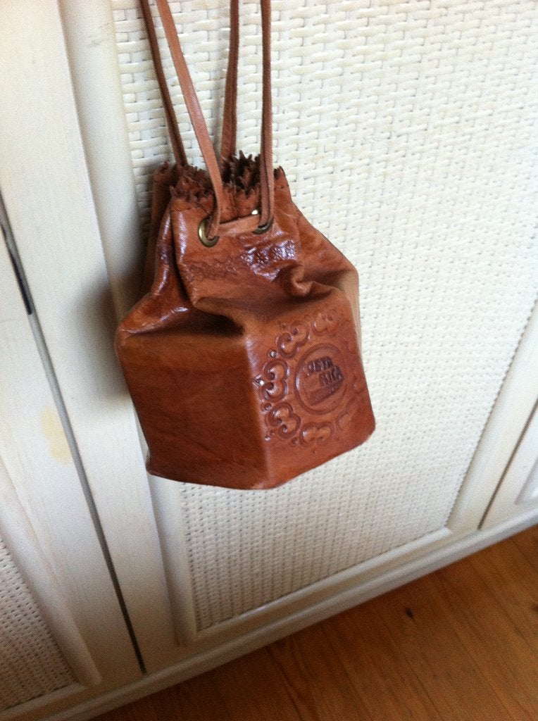 Sac bourse artisanale en cuir de couleur camel du Costa Rica, Enlèvement ou Envoi, Comme neuf, Brun, Sac à main