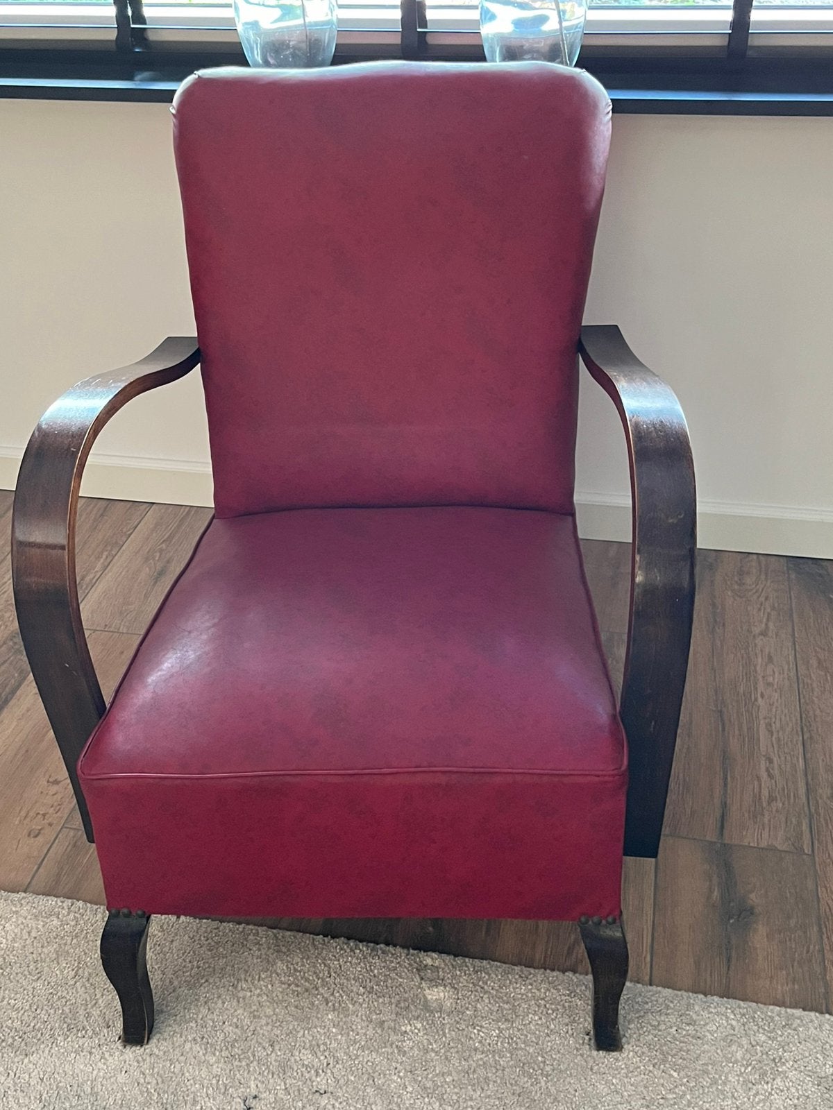 Vintage fauteuil met rode bekleding en houten armleuningen, Ophalen, Zo goed als nieuw