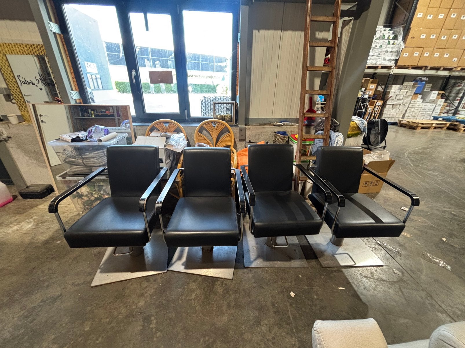 4 Professionele kappersstoelen – Hydraulisch – Zwart, Zakelijke goederen, Ophalen, Gebruikt, Meubilair