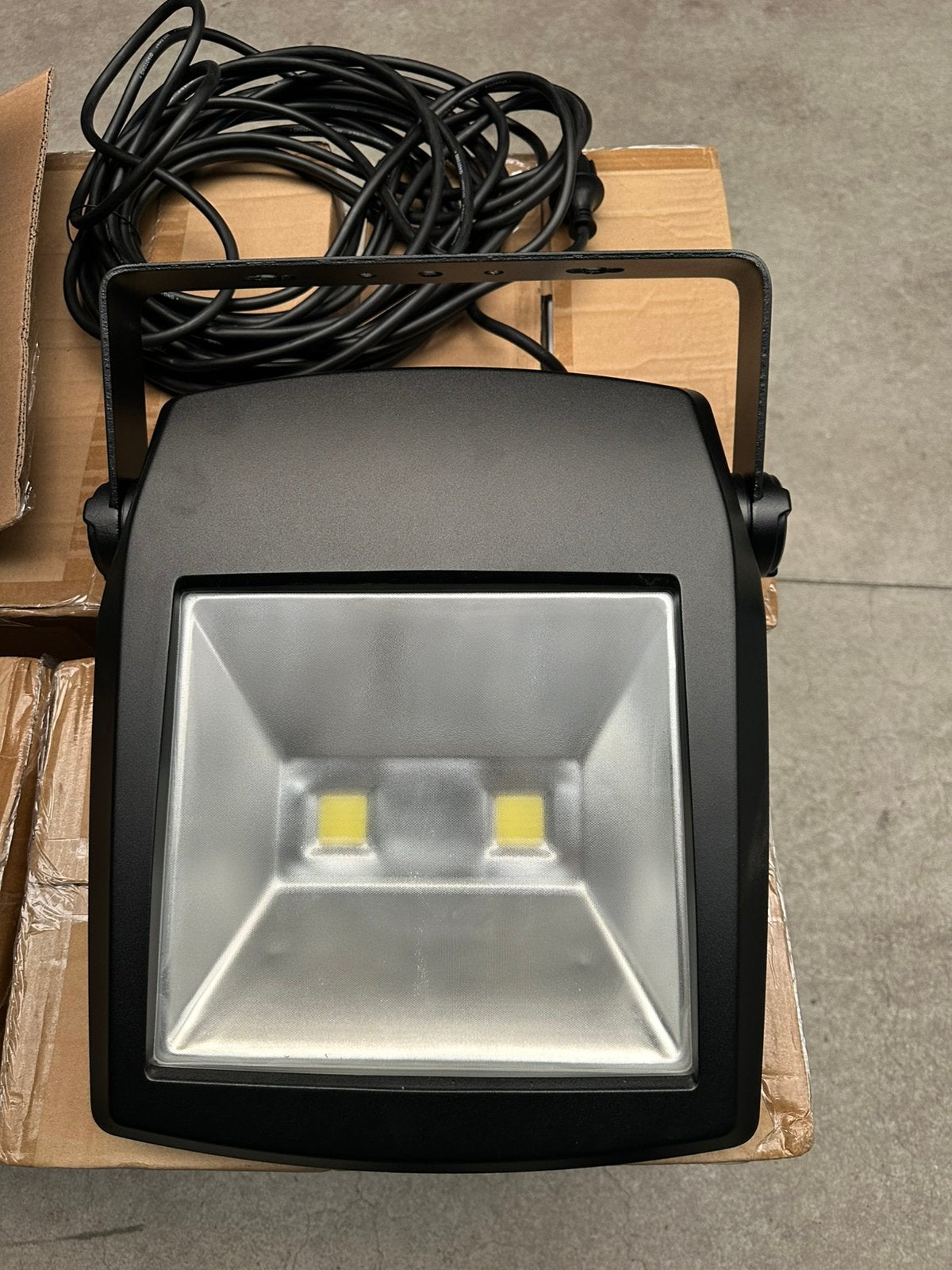 Lampe de chantier LED 100 W, Bricolage & Construction, Neuf, Enlèvement, 50 à 200 watts, Lampe avec luminaire