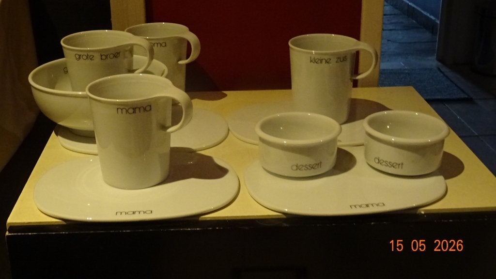 servies met mama, grote broer , kleine zus & oma op, Maison & Meubles, Cuisine | Vaisselle, Assiettes(s), Poterie, Comme neuf