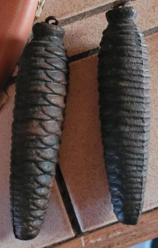 Gietijzeren gewicht in de vorm van een dennenappel, Ophalen