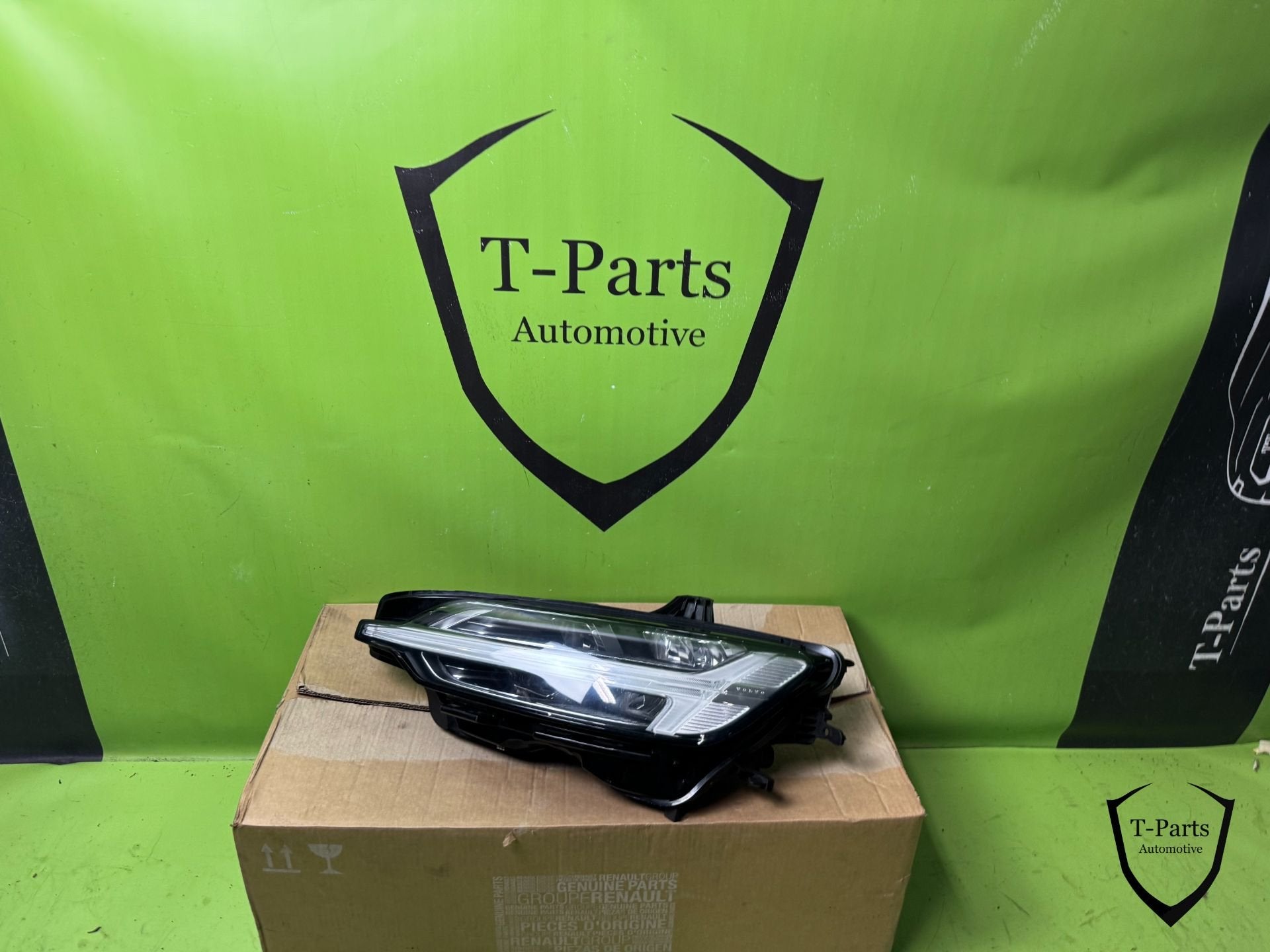 volvo S60 V60 koplamp links 32347006, Auto-onderdelen, Gebruikt, Gunnar Engellaus vag 8
405 31  Gothenburg, SE, Info@volvocars.com