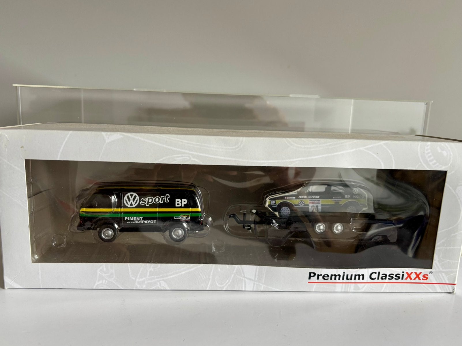 1:43 vw  T3a kastenwagen VW MOTORSPORT + aanhangwagen, Enlèvement ou Envoi