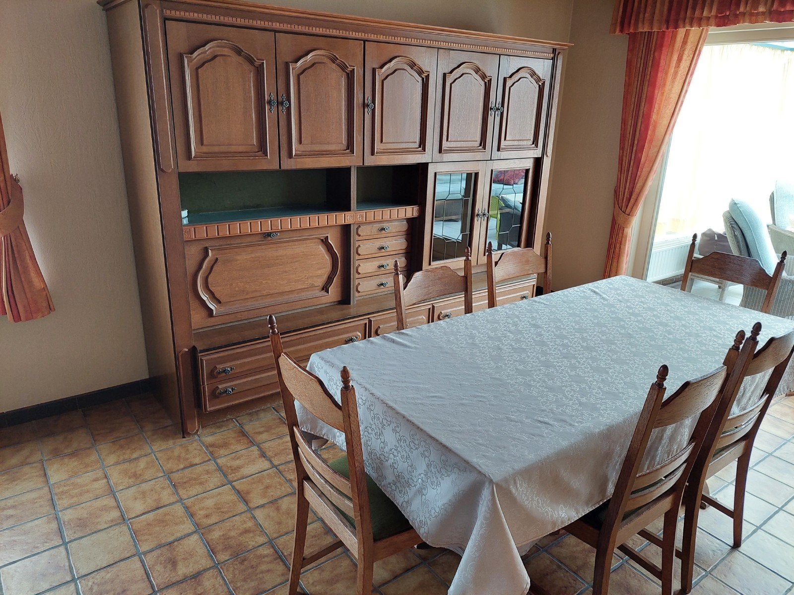 Klassieke eetplaats met tafel, 6 stoelen en dressoir, Ophalen, Gebruikt
