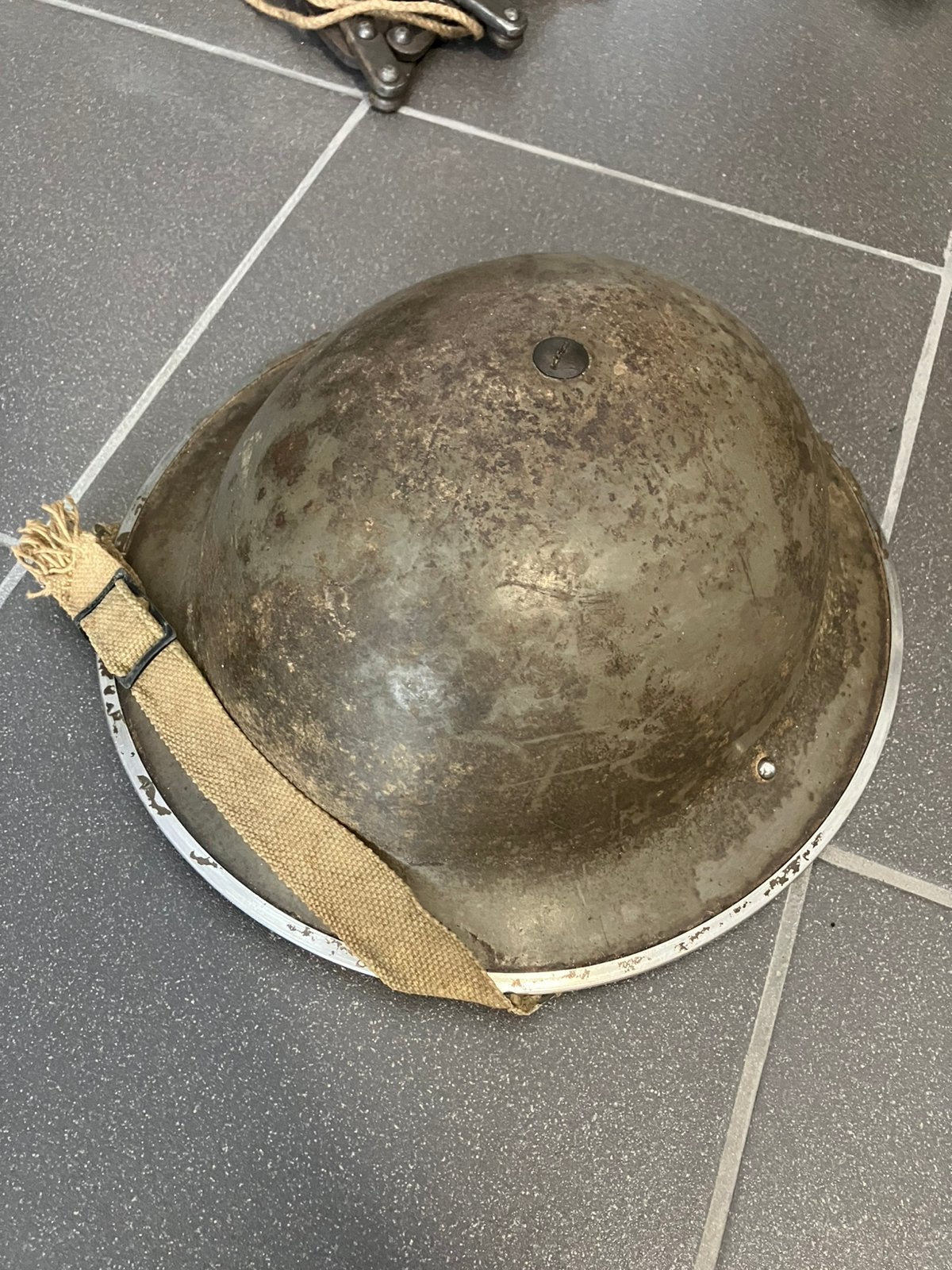 Vroeg gedateerde Engelse helm. Lees omschrijving aub, Verzamelen, Ophalen of Verzenden