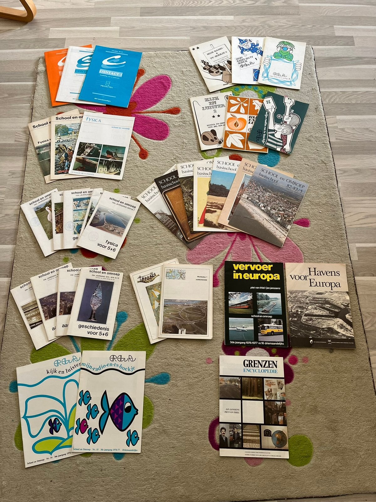 Pakket 35 vintage school- en omroepboekjes 1972-1983, Livres, Enlèvement ou Envoi, Utilisé, Musique, Cinéma ou TV