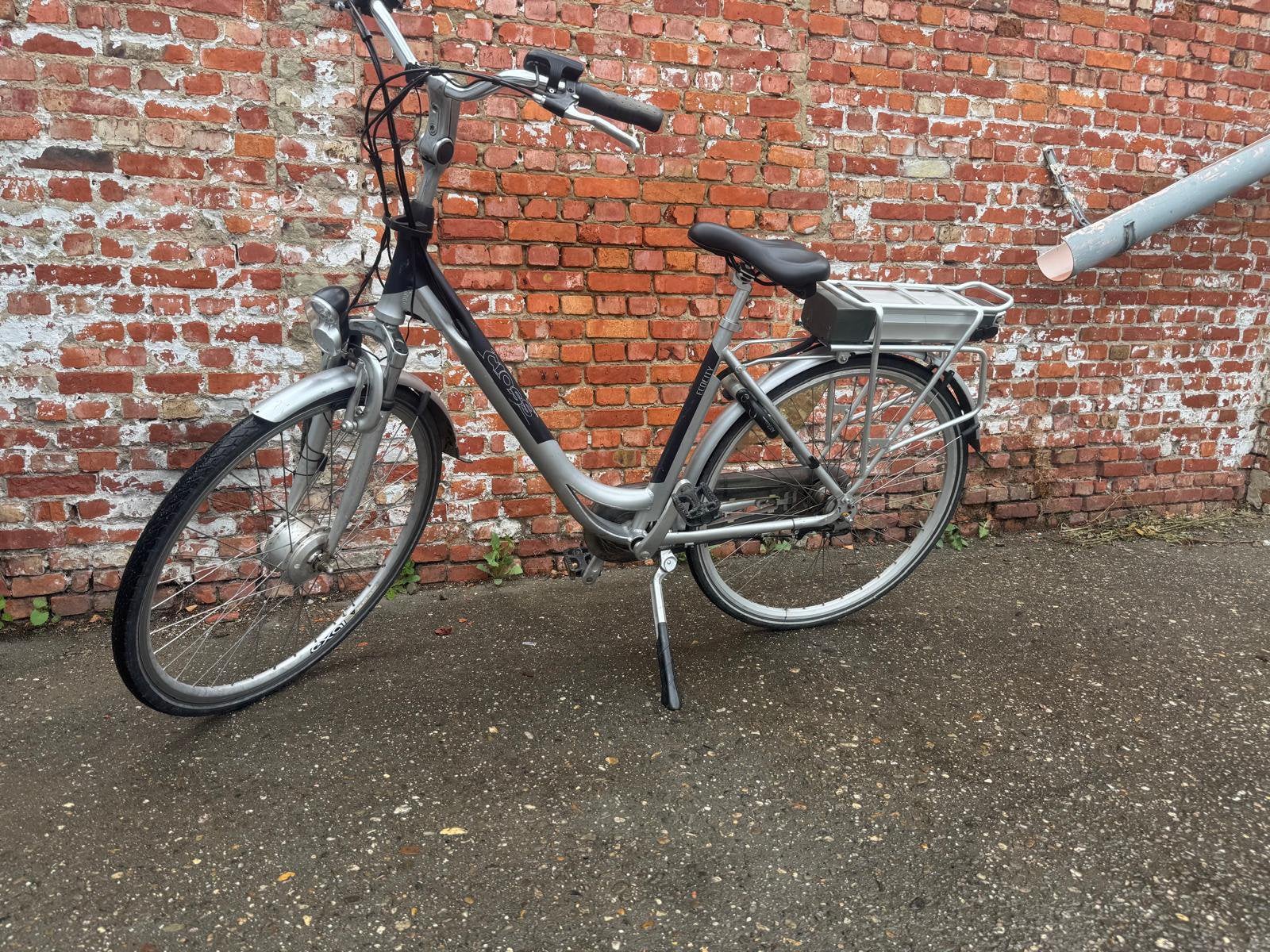 VÉLO ÉLECTRIQUE CROSS AVEC MOTEUR AVANT, Vélos & Vélomoteurs, Vélos électriques, Enlèvement, Comme neuf