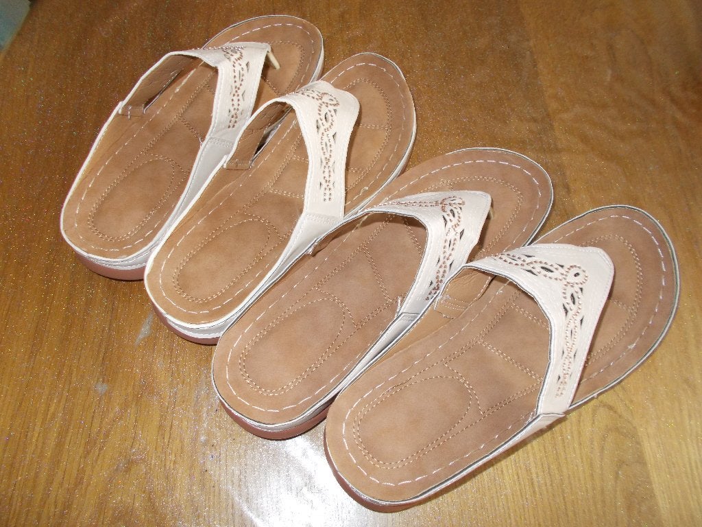Paires (2) de sandales beiges neuves (41 & 42)., Vêtements | Femmes, Chaussures, Enlèvement, Neuf, Beige, Sandales et Mûles
