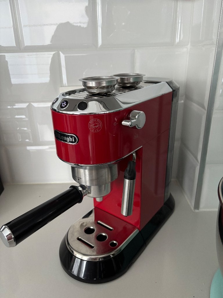 Machine à espresso DeLonghi Dedica rouge, Electroménager, Machine à espresso, Réservoir d'eau amovible, 1 tasse, Enlèvement