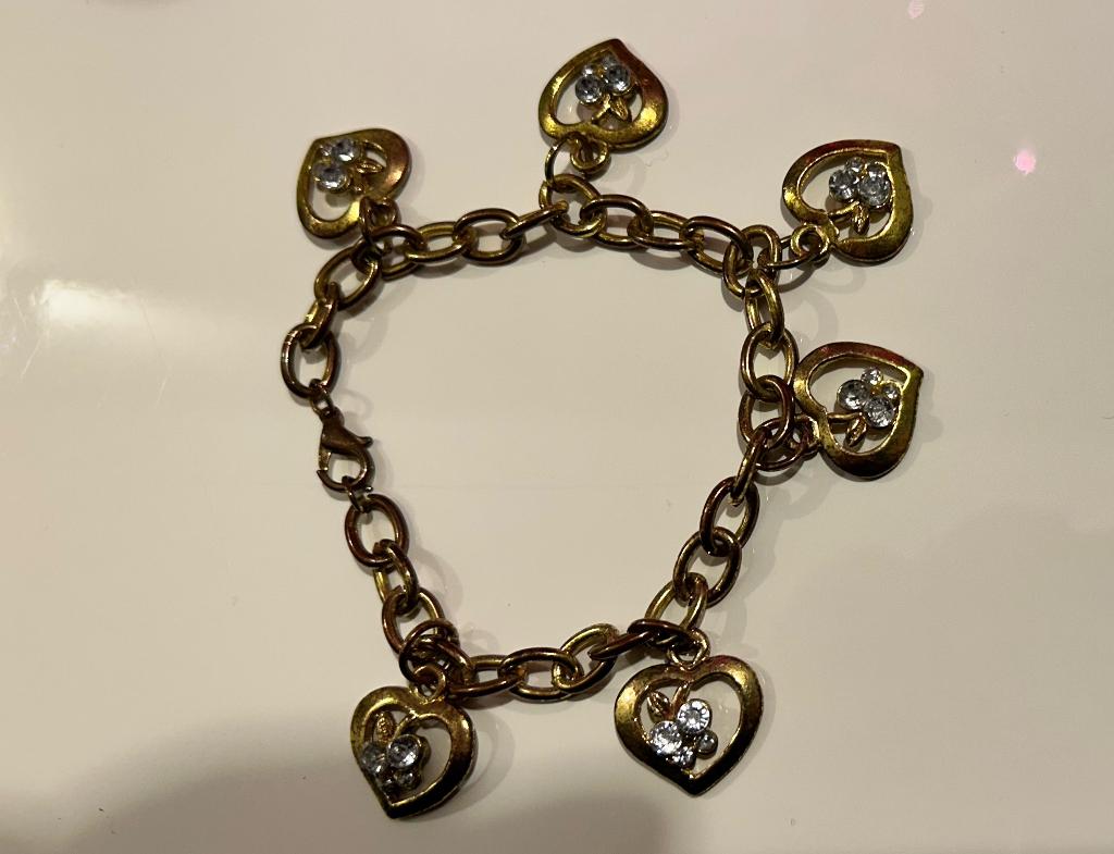 Goudkleurige schakelarmband met hartjes, Handtassen en Accessoires, Armbanden, Overige materialen, Gebruikt, Met bedels of kralen