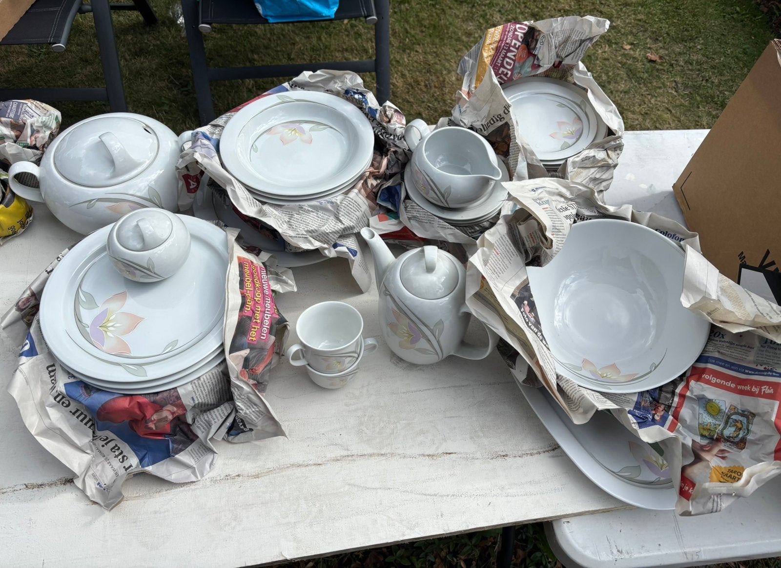 Compleet servies met bloemen, Enlèvement