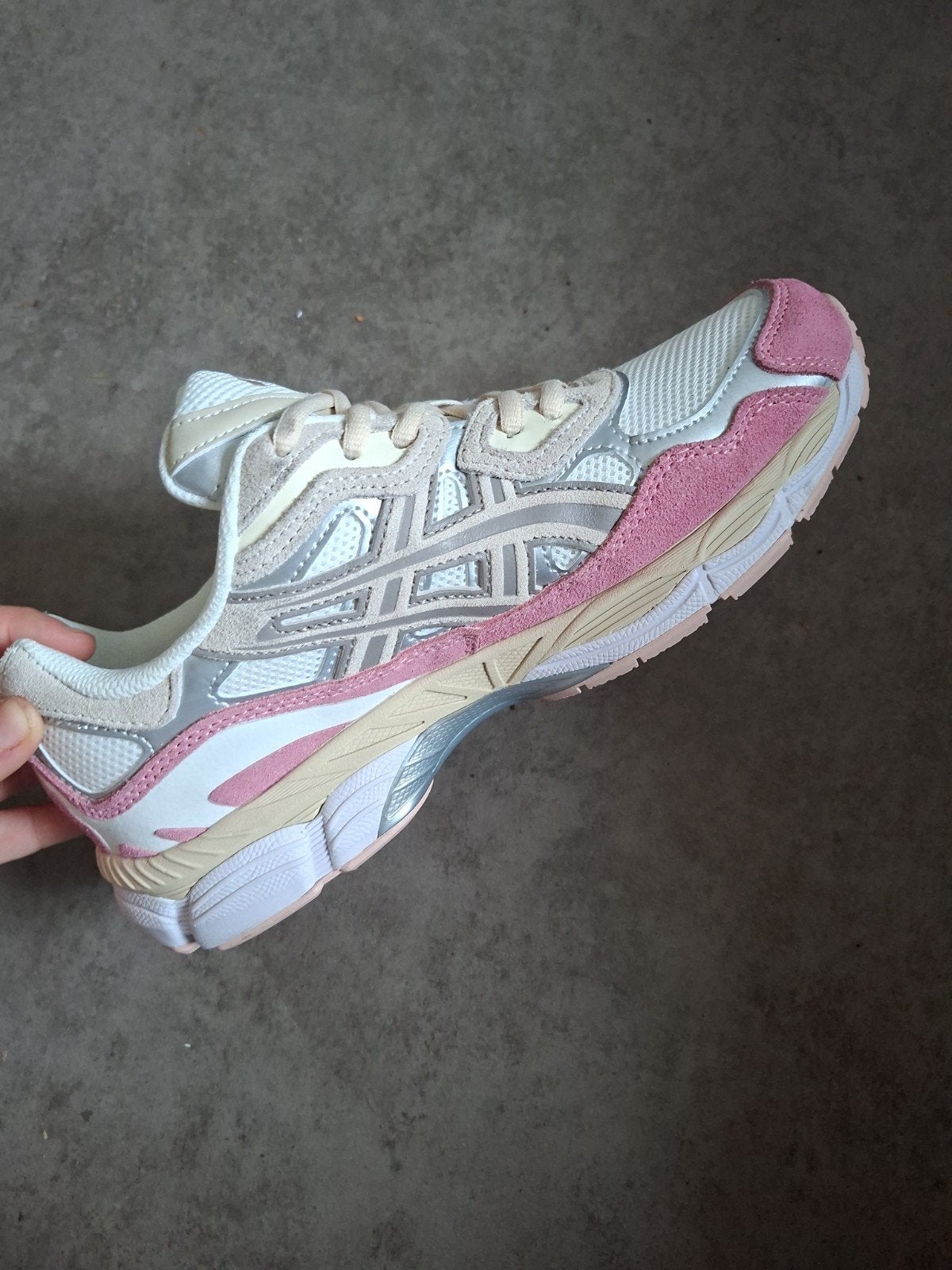 Asics gel Rose et blanche, Vêtements | Femmes, Neuf, Enlèvement ou Envoi, Rose, Chaussures de sports