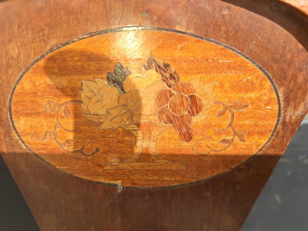 Très ancienne chaise Très beau décor de marqueterie