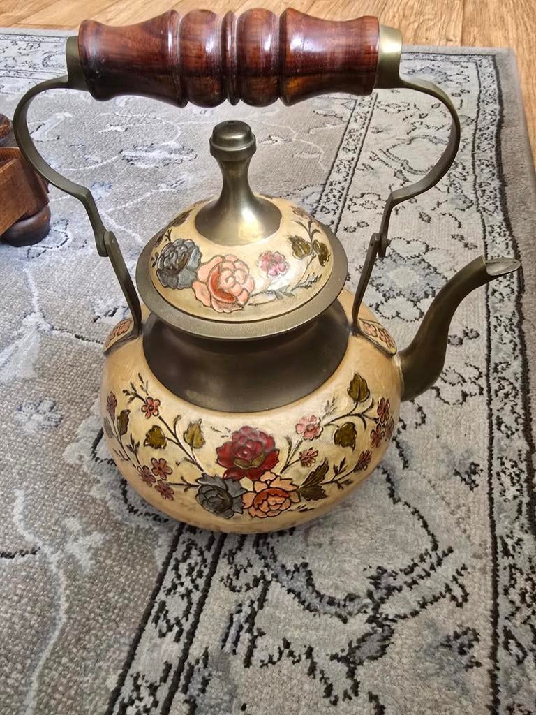 Geëmailleerde messing theepot, Ophalen